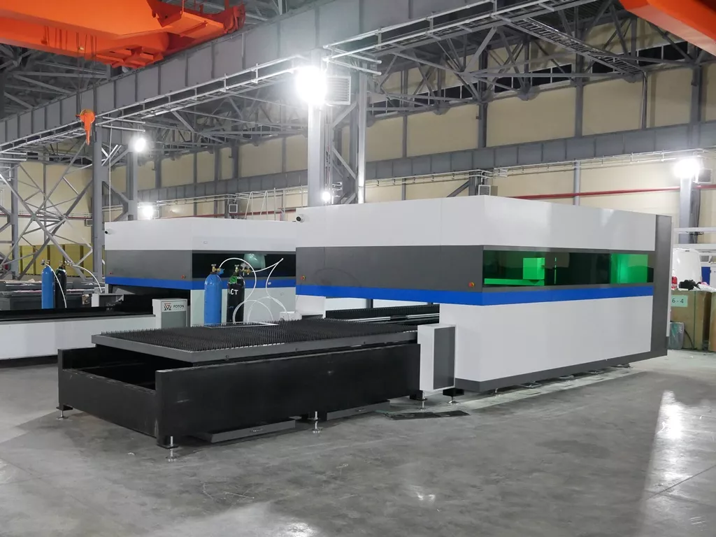 FL-L2040FEHR-12000-D350-Raycus Лазерный станок для резки листового металла и труб со сменным столом и кабинетной защитой