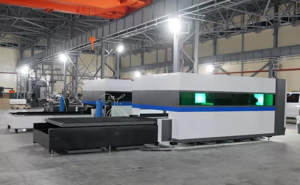 FL-L1560FEHR-1500-D220-IPG Лазерный станок для резки листового металла и труб со сменным столом и кабинетной защитой