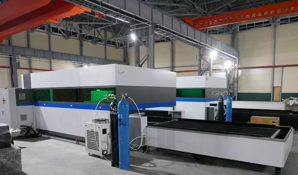 FL-L2040FEHR-30000-D350-IPG Лазерный станок для резки листового металла и труб со сменным столом и кабинетной защитой