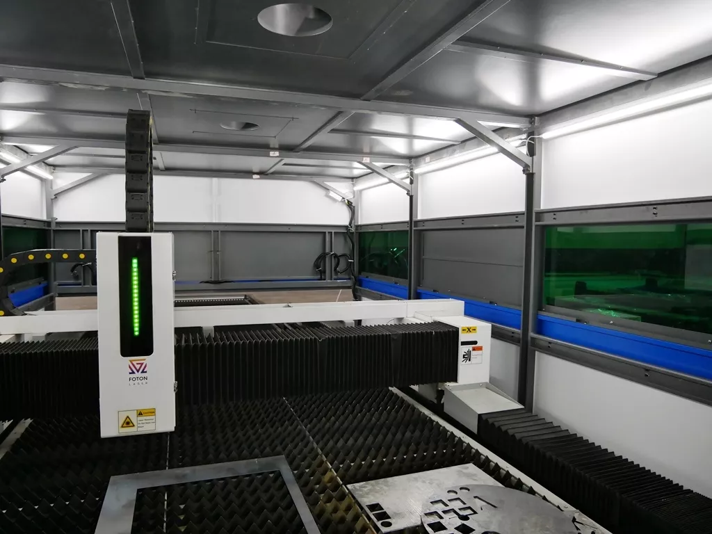 FL-L2060FHR-8000-D220-IPG Лазерный станок для резки листового металла и труб с кабинетной защитой