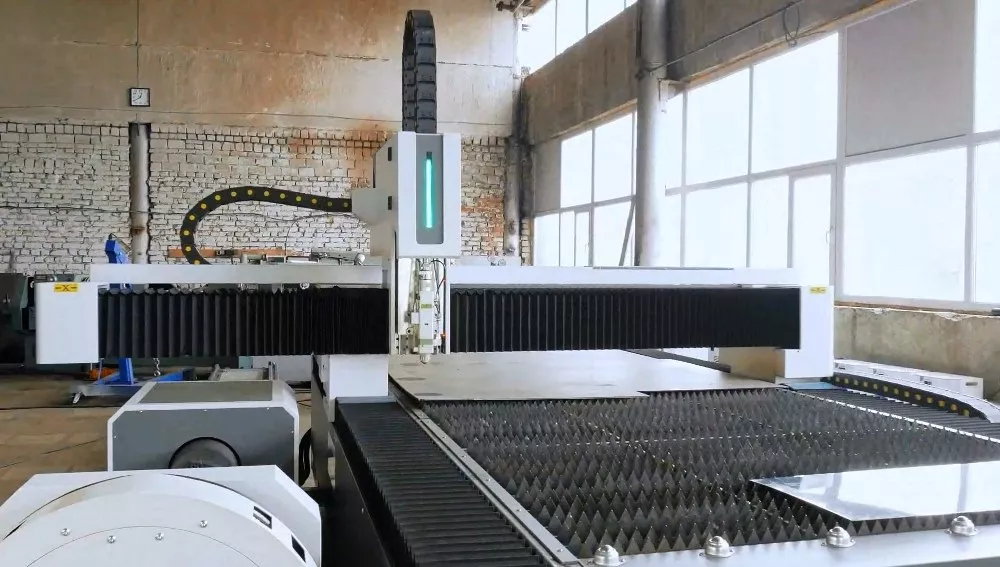 FL-L2060FR-2000-D350-IPG Лазерный станок для резки листового металла и труб